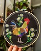 Ozdoby na ścianę Kogut w stokrotkach - czarne tło, haft w tamborku 20 cm 9