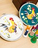 Ozdoby na ścianę Kogut w stokrotkach - tło ecru, haft w tamborku 20 cm 3