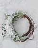 wianki bożonarodzeniowe Asymetryczny wianek z białymi kwiatami (26cm) 4