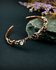 bransoletki wire wrapping Miedziana bransoleta mankietowa z rubinem 8
