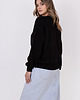swetry damskie  Oryginalny sweter w warkoczowe wzory - SWE323 czarny MKM 3