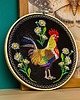 Ozdoby na ścianę Kogut w stokrotkach - czarne tło, haft w tamborku 20 cm 1