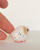 figurki i rzeźby Miniaturowa figurka Biały Stworek ze złotymi uszami 2