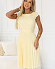 sukienki midi damskie 311-21 LILA Klasyczna plisowana sukienka z krótkim rękawkiem - żółta 1