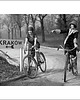 fotografia Fotografia Fotografia z passe-partout; Dziewczyny na rowerach 1