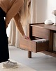 komody i szafki JAMM LOW 160 - szafka pod gramofon i płyty winylowe, lite drewno orzechowe 6