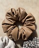gumki do włosów Scrunchie Megha z ekoskóry w karmelowym kolorze 3