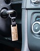 breloki Drewniany brelok do kluczy z paskiem skórzanym "Drive safe" 1