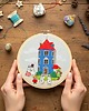 Ozdoby na ścianę Dolina Muminków na tle nieba, haft w tamborku 20 cm 5