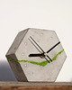 zegary Sześciokątny betonowy zegar stołowy z chrobotkiem reniferowym - jasny 1