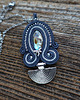 wisiory Granatowy  wisiorek soutache z muszlą paua 1