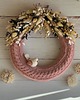 wianki wielkanocne Wyjątkowy wielkanocny wianek z naturalnymi kwiatami i ceramiczną figurką 1