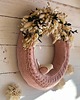 wianki wielkanocne Wyjątkowy wielkanocny wianek z naturalnymi kwiatami i ceramiczną figurką 2