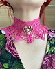 chokery Koronkowy choker z broszą lotosem w fuksjowym kolorze 3