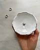 pojemniki na biżuterię Ceramiczna Miseczka na Biżuterię Biała ze Srebrną Muszelką i Rantami 2