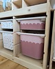 meble do pokoju dziecka Naklejki na pojemniki Trofast Ikea falbanka biała 3