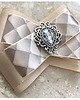 broszki Brosza z trójwymiarową wstążką z diamencikami New 6