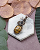 wisiory Miedziany wisiorek wire wrapping z tygrysim okiem #243 3
