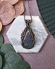 wisiory Miedziany wisiorek wire wrapping z edulitem #460 1
