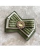 broszki Delikatna Brosza khaki z napisami NEW 7