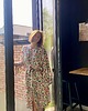 szlafroki damskie Szlafrok narzutka kimono w drobne kwiaty na czarnym 1