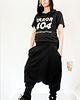 t-shirt damskie Czarny t-shirt z kapturem i nadrukiem ERROR 404 1