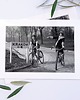 fotografia Fotografia Fotografia z passe-partout; Dziewczyny na rowerach 2
