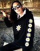 bluza z kapturem damska Czarna bluza z kapturem damska oversize z kwiatkami na rękawach 4