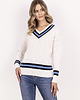 swetry damskie  Sweter z ozdobnym dekoltem w serek - SWE304 ecru/granat/niebieski MKM 1