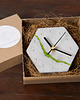 zegary Sześciokątny betonowy zegar stołowy z chrobotkiem reniferowym - jasny 3