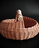 kosze do przechowywania Duży płaski wiklinowy kosz z drewnianym uchwytem 1