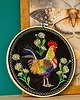 Ozdoby na ścianę Kogut w stokrotkach - czarne tło, haft w tamborku 20 cm 3