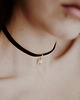chokery Minimalistyczny choker na wstążce z perłą 2