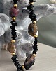 bransoletki z kamieni naturalnych BRANSOLETKA - AMULET - Czarne turmaliny, onyks, złote kulki 2