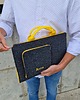 etui na laptopa Personalizowane etui MacBook ciemnoszare rączka żółta 4