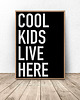 plakaty Czarny plakat z napisem "Cool kids live here" 1