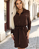 sukienki midi damskie 284-5 CAMILLE Koszulowa sukienka z kieszeniami i wiązaniem - CZEKOLADOWA 3