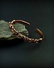 bransoletki wire wrapping Miedziana bransoleta mankietowa z rubinem 3