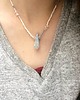 chokery Biały choker z koralików i ze soplem kwarcu 2