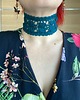 chokery Prześliczny koronkowy leśny choker motyw listków 2