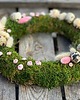 wianki wielkanocne Wianek na stół / ścianę, stroik wielkanocny z mchu i suszonych kwiatów 1