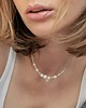 chokery Minimalistyczny choker z perłami i motylkiem 2